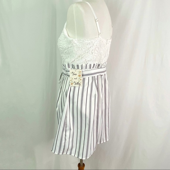 Vine and Valley White Lace Gray Stripe Short Romper Lg NEW - Picture 5 of 8